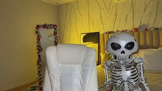 Snapshot of _Vikky_Moon_ chatting on 10.28.25 Vikky Moon online show from 10.28.25