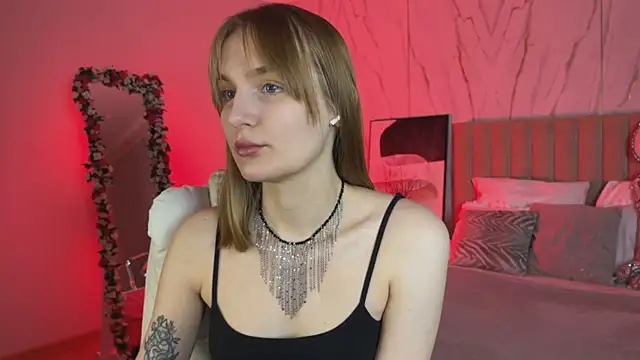 Snapshot of _Vikky_Moon_ chatting on 11.18.25 Vikky Moon online show from 11.18.25