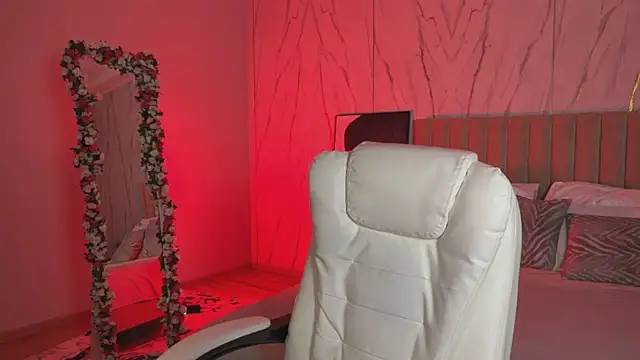 Snapshot of _Vikky_Moon_ chatting on 11.29.25 Vikky Moon online show from 11.29.25