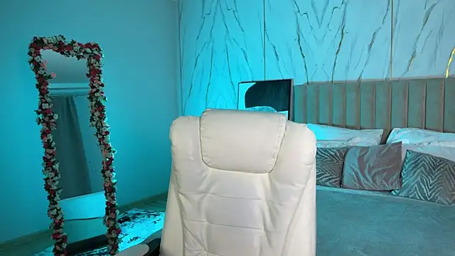 Snapshot of _Vikky_Moon_ chatting on 12.02.25 Vikky Moon online show from 12.02.25