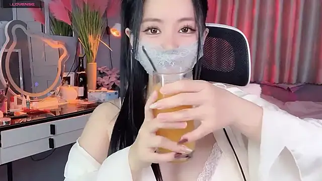 Snapshot of MI_KA22 chatting on 10.23.25 MI KA22 online show from 10.23.25