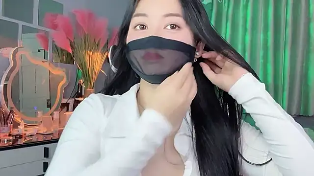 Snapshot of MI_KA22 chatting on 10.24.25 MI KA22 online show from 10.24.25