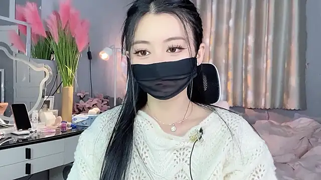 Snapshot of MI_KA22 chatting on 11.04.25 MI KA22 online show from 11.04.25