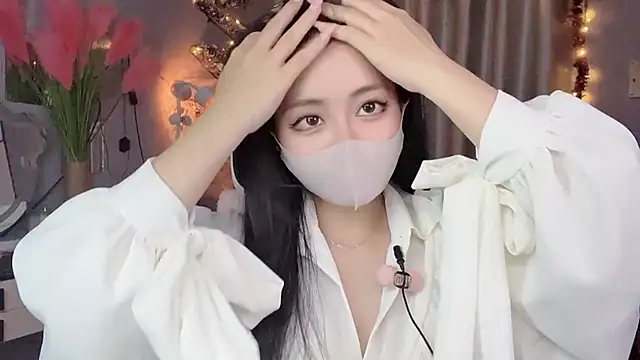 Snapshot of MI_KA22 chatting on 11.20.25 MI KA22 online show from 11.20.25