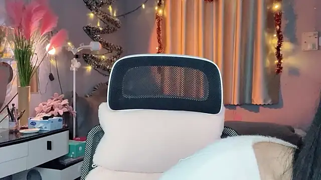 Snapshot of MI_KA22 chatting on 11.23.25 MI KA22 online show from 11.23.25