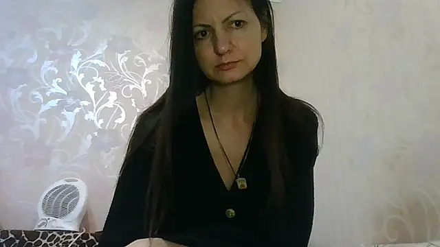 Snapshot of AliseWats chatting on 11.22.25 AliseWats online show from 11.22.25