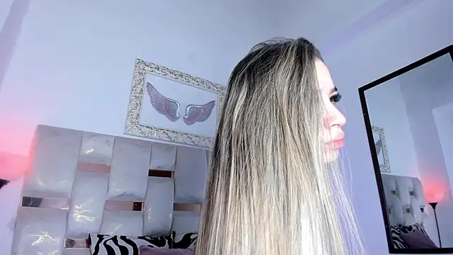 Snapshot of Lola_Blondie chatting on 12.18.25 Lola Blondie online show from 12.18.25