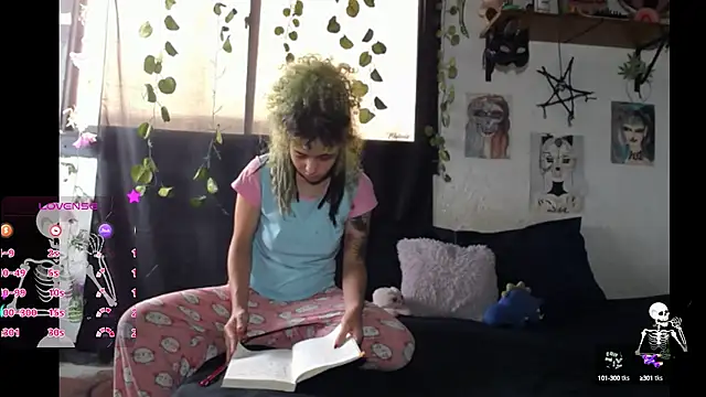 Snapshot of 420mussa chatting on 10.27.25 420mussa online show from 10.27.25