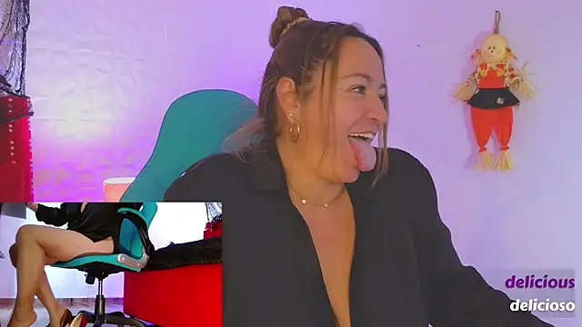 Snapshot of weet_Evans___ chatting on 10.31.25 weet Evans online show from 10.31.25