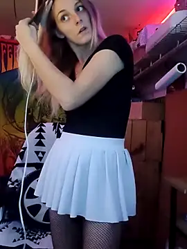 Snapshot of AlicePayne chatting on 12.16.25 AlicePayne online show from 12.16.25