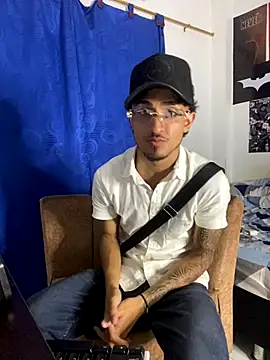 Snapshot of Zayn_kane chatting on 12.04.25 Zayn kane online show from 12.04.25