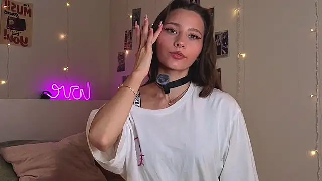 Snapshot of EditaBails chatting on 09.17.25 EditaBails online show from 09.17.25