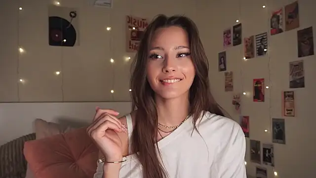 Snapshot of EditaBails chatting on 09.30.25 EditaBails online show from 09.30.25