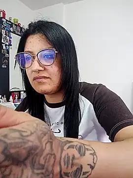 Snapshot of DaniPoison chatting on 11.21.25 DaniPoison online show from 11.21.25