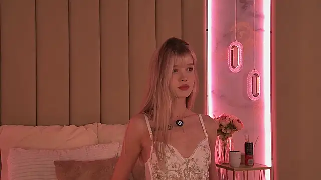 Snapshot of BellaSecrett chatting on 09.14.25 BellaSecrett online show from 09.14.25