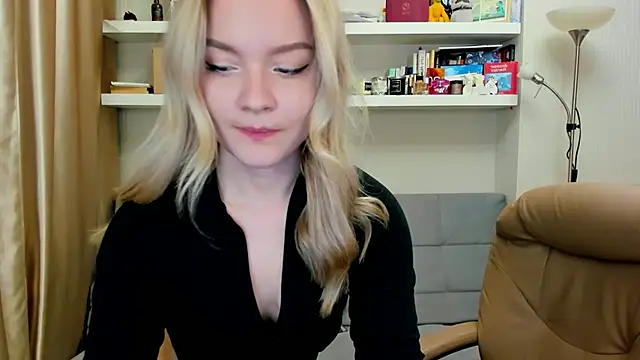 Snapshot of Kara_Smith_ chatting on 12.08.24 Kara Smith online show from 12.08.24