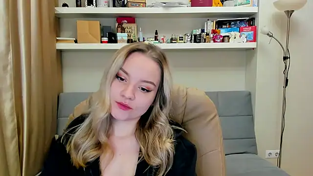 Snapshot of Kara_Smith_ chatting on 12.12.24 Kara Smith online show from 12.12.24