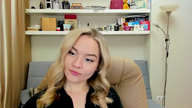 Snapshot of Kara_Smith_ chatting on 02.14.25 Kara Smith online show from 02.14.25