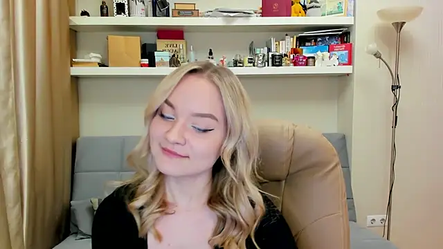 Snapshot of Kara_Smith_ chatting on 03.08.25 Kara Smith online show from 03.08.25