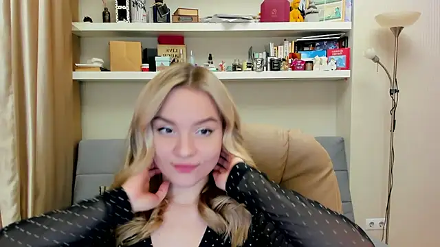 Snapshot of Kara_Smith_ chatting on 03.08.25 Kara Smith online show from 03.08.25