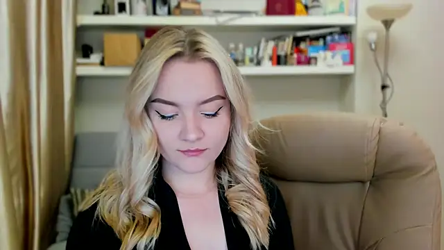 Snapshot of Kara_Smith_ chatting on 09.17.25 Kara Smith online show from 09.17.25