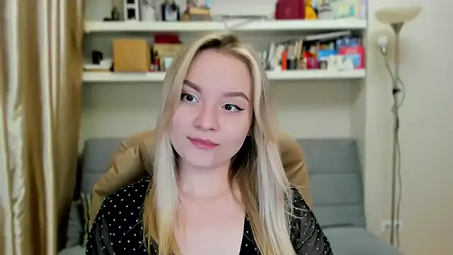 Snapshot of Kara_Smith_ chatting on 09.18.25 Kara Smith online show from 09.18.25