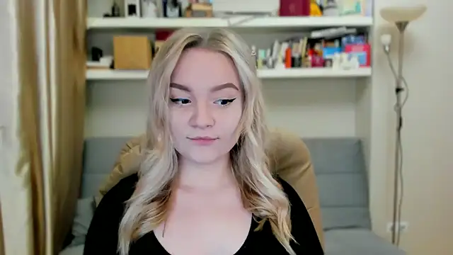 Snapshot of Kara_Smith_ chatting on 10.08.25 Kara Smith online show from 10.08.25