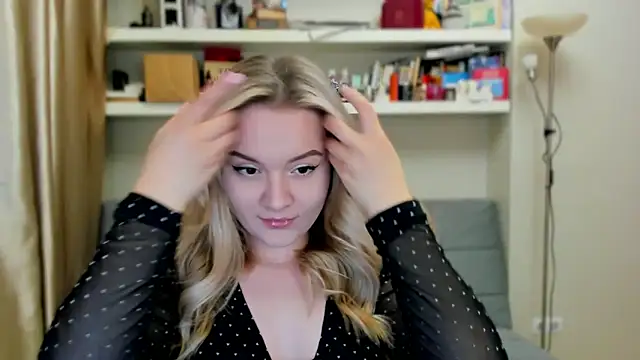 Snapshot of Kara_Smith_ chatting on 10.10.25 Kara Smith online show from 10.10.25