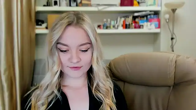 Snapshot of Kara_Smith_ chatting on 10.11.25 Kara Smith online show from 10.11.25