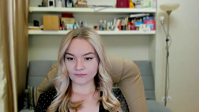 Snapshot of Kara_Smith_ chatting on 10.17.25 Kara Smith online show from 10.17.25