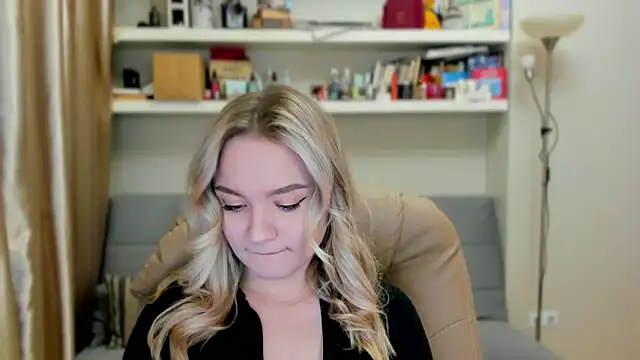 Snapshot of Kara_Smith_ chatting on 10.19.25 Kara Smith online show from 10.19.25