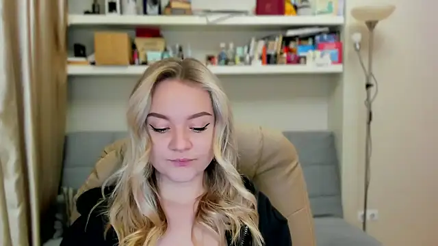 Snapshot of Kara_Smith_ chatting on 10.23.25 Kara Smith online show from 10.23.25