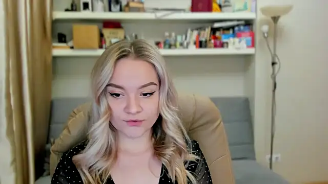 Snapshot of Kara_Smith_ chatting on 10.25.25 Kara Smith online show from 10.25.25