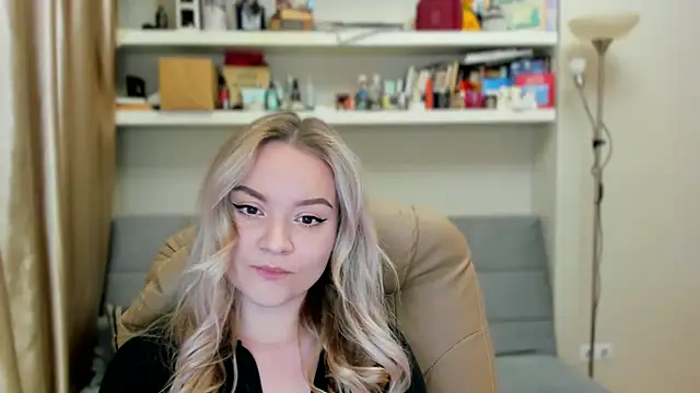 Snapshot of Kara_Smith_ chatting on 10.25.25 Kara Smith online show from 10.25.25