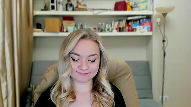 Snapshot of Kara_Smith_ chatting on 10.31.25 Kara Smith online show from 10.31.25