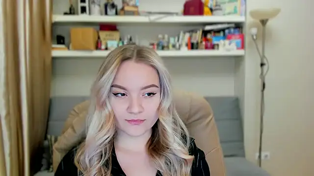 Snapshot of Kara_Smith_ chatting on 11.01.25 Kara Smith online show from 11.01.25