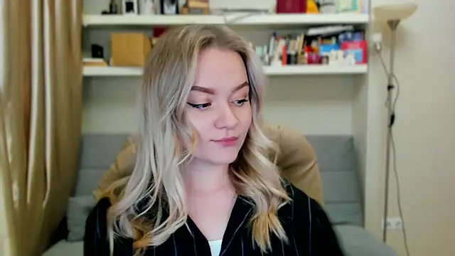 Snapshot of Kara_Smith_ chatting on 11.08.25 Kara Smith online show from 11.08.25