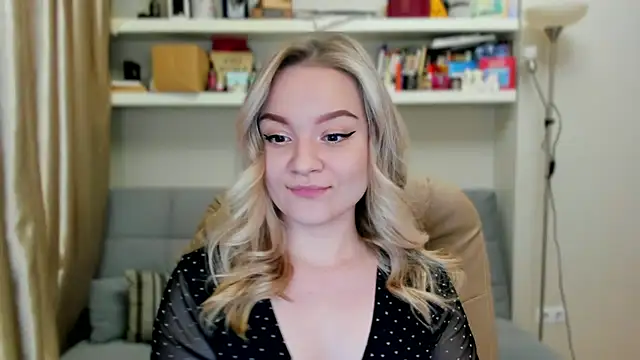 Snapshot of Kara_Smith_ chatting on 11.08.25 Kara Smith online show from 11.08.25