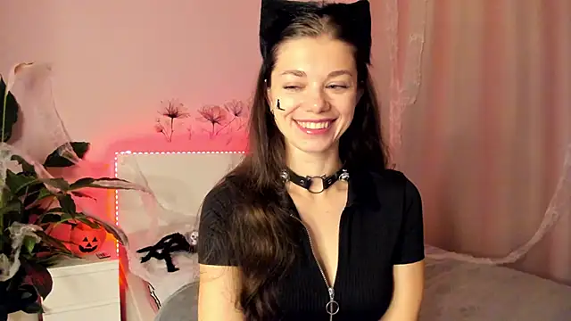 Snapshot of Eva_McCoy chatting on 10.30.25 Eva McCoy online show from 10.30.25