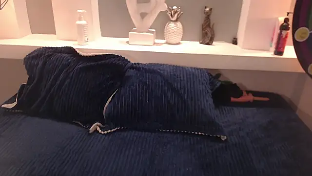 milu w4llace online show from 10.30.25