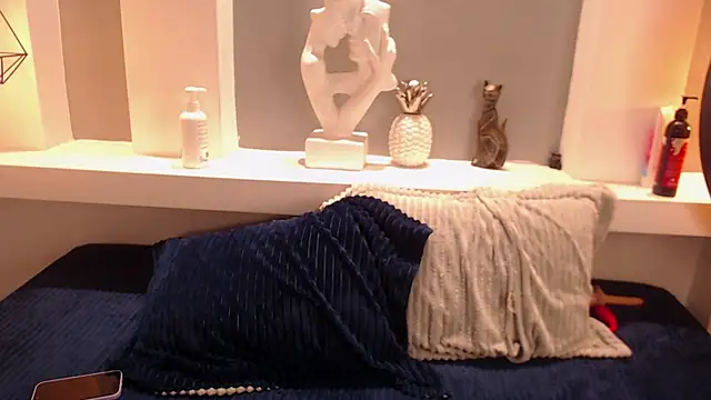 milu w4llace online show from 10.31.25