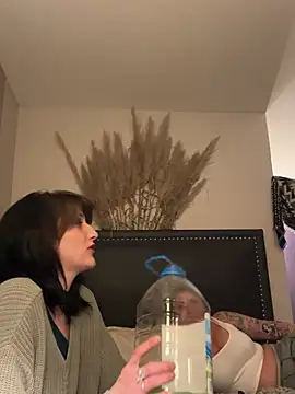 2brokegirlz online show from 03.11.25