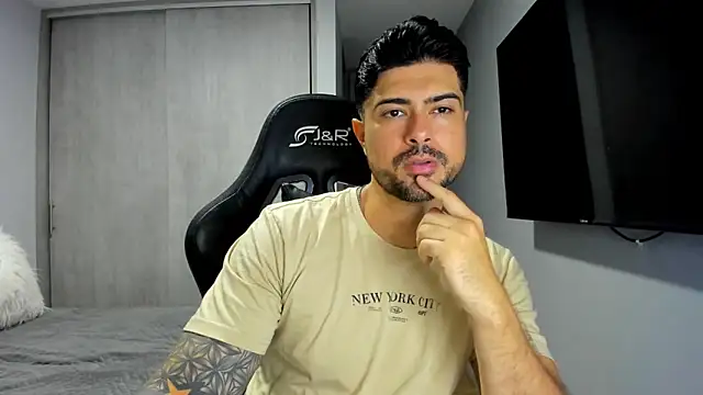 Snapshot of Dante_Storm chatting on 11.19.25 Dante Storm online show from 11.19.25