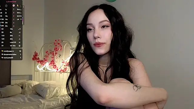 Snapshot of glamourr chatting on 11.14.25 glamourr online show from 11.14.25