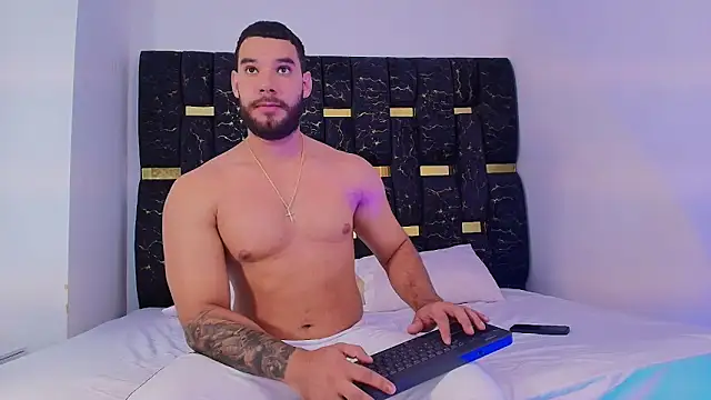 Snapshot of chris_blake__ chatting on 11.24.25 chris blake online show from 11.24.25