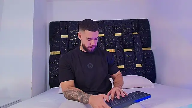 Snapshot of chris_blake__ chatting on 11.26.25 chris blake online show from 11.26.25