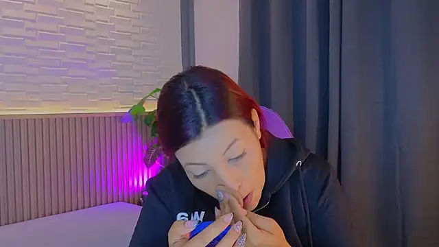 TiffanyWalk online show from 10.03.25