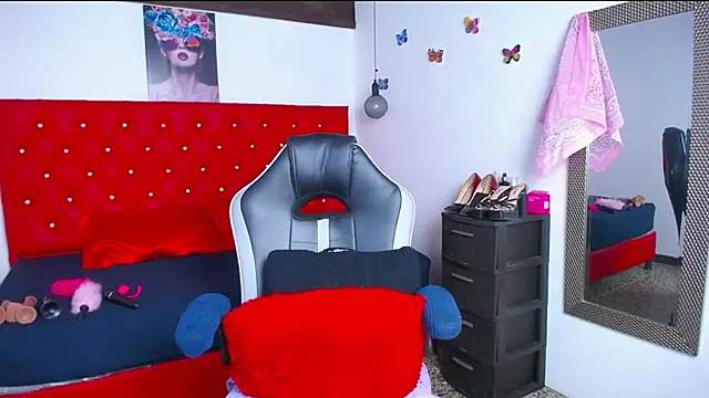 Snapshot of kriss_sweetboobs10 chatting on 10.28.25 kriss sweetboobs10 online show from 10.28.25