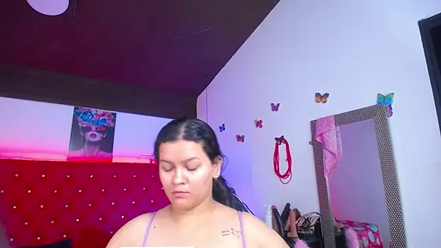 Snapshot of kriss_sweetboobs10 chatting on 11.26.25 kriss sweetboobs10 online show from 11.26.25