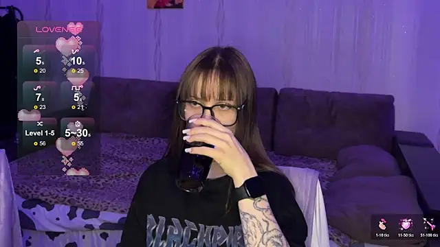 Snapshot of Romanhavesweetydick777 chatting on 11.17.25 Romanhavesweetydick777 online show from 11.17.25